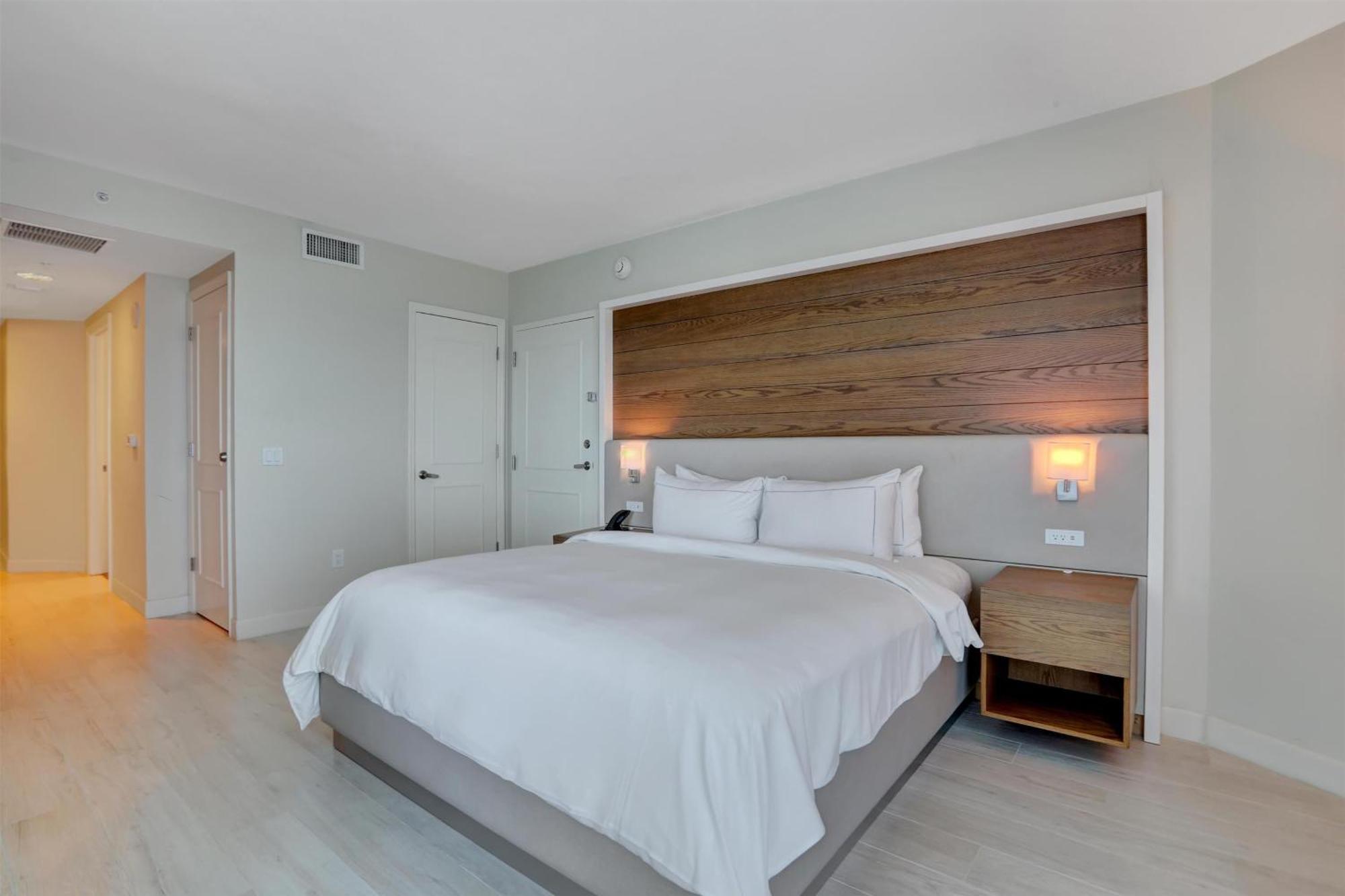 Junior King Suite with Ocean View - Hearing Accessible