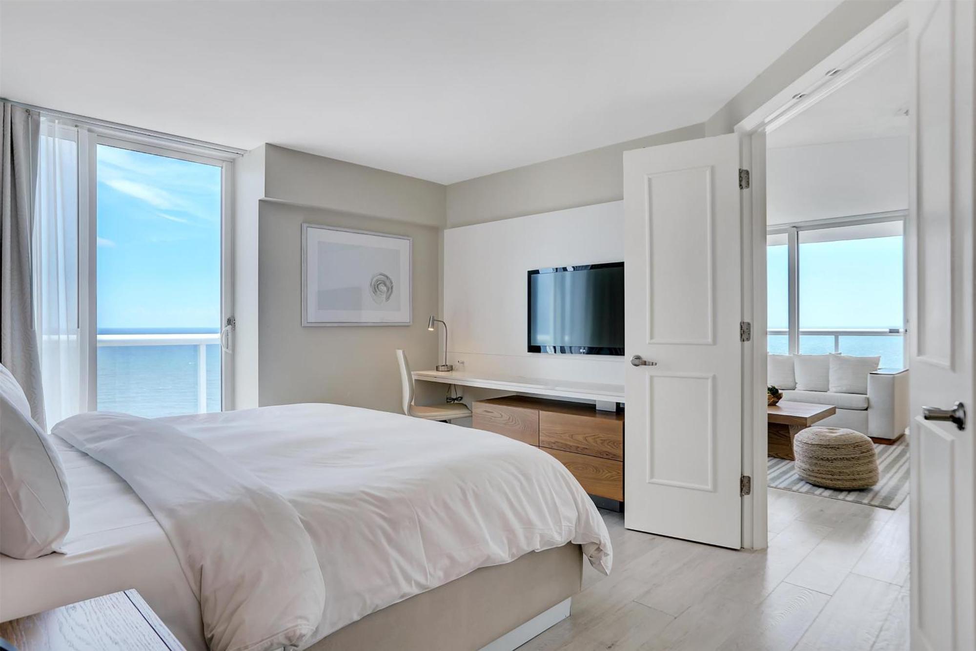 One-Bedroom King Suite Oceanfront View,1276559638:JPEG